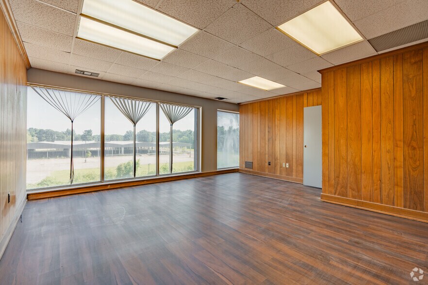 More Photos Of 3385 Airways Blvd, Memphis Medical For Lease