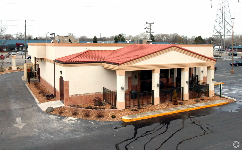 Primary Photo Of 5394 S 108th St, Hales Corners Restaurant For Lease