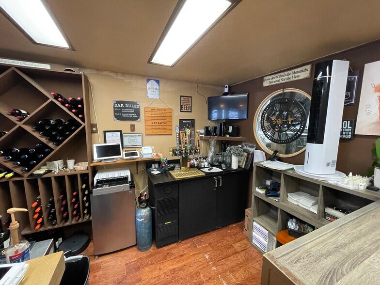 More Photos Of 1277 Bay St, Florence Storefront For Sale