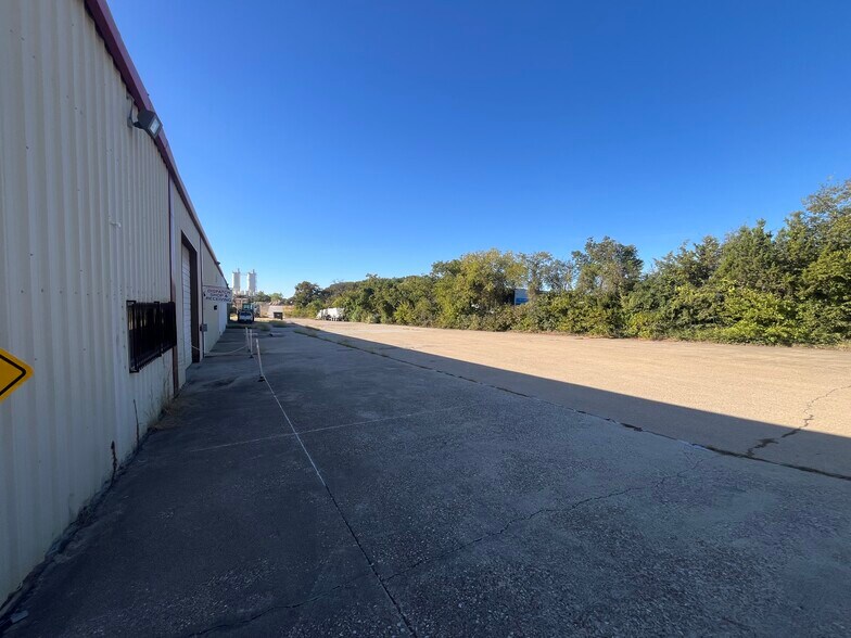 More Photos Of 5526 Crystal Lake Blvd, Dallas Warehouse For Lease