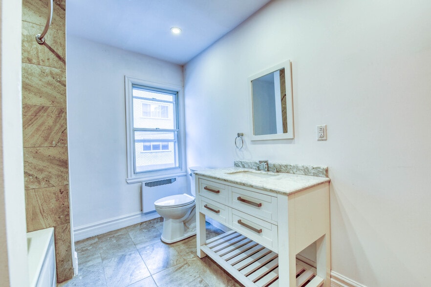 More Photos Of 2710 Rue Sherbrooke E, Montréal Apartments For Sale