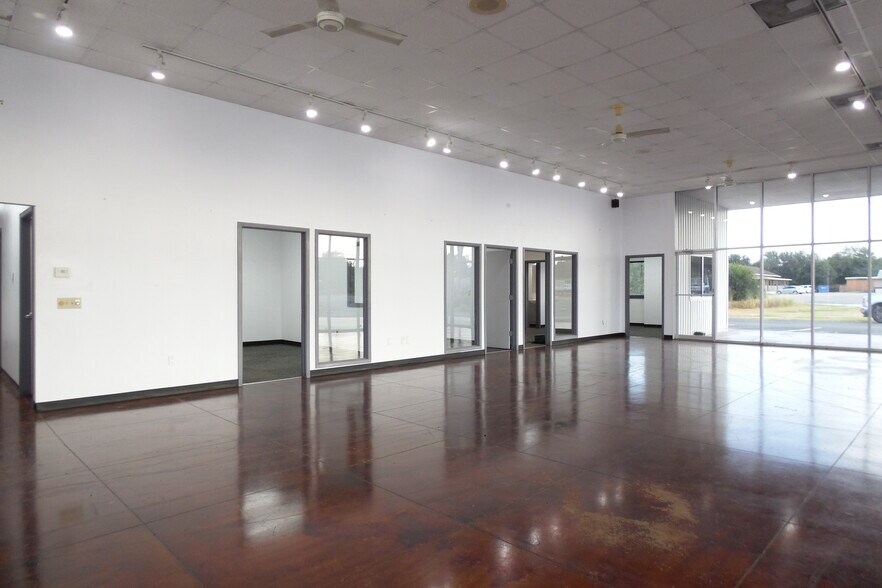 More Photos Of 905 N Harborth Ave, Three Rivers Auto Dealership For Sale