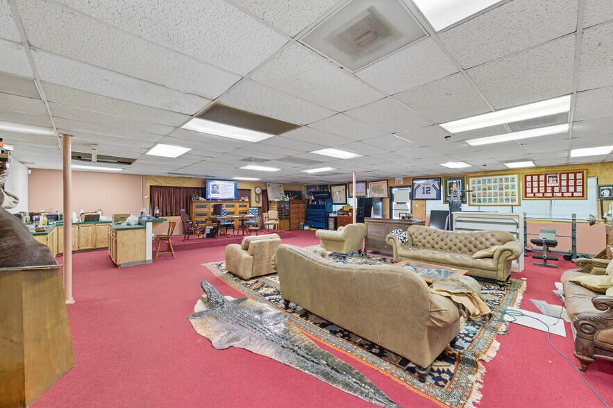 More Photos Of 9129 Irvington Blvd, Houston Warehouse For Sale