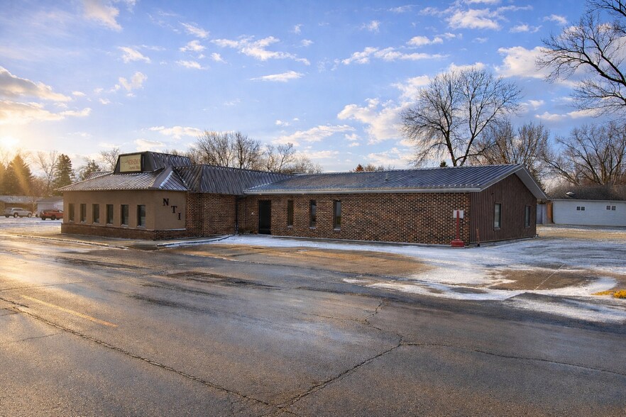 More Photos Of 106 E Main St, Lake Mills Office For Sale