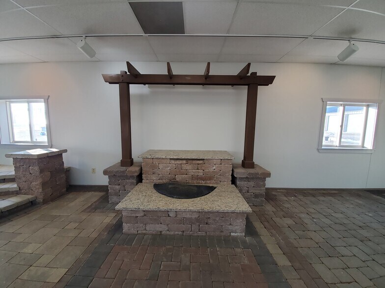 More Photos Of 1804 N Towanda Barnes Rd, Bloomington Flex For Lease