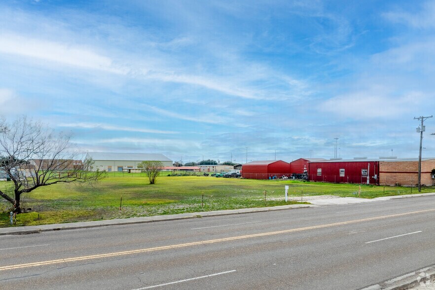 More Photos Of 150 Stadium Dr, Alice Land For Lease