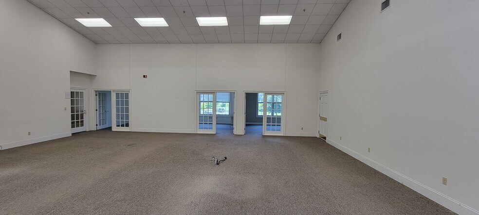 More Photos Of 100 Abingdon Pl, Abingdon Medical For Lease