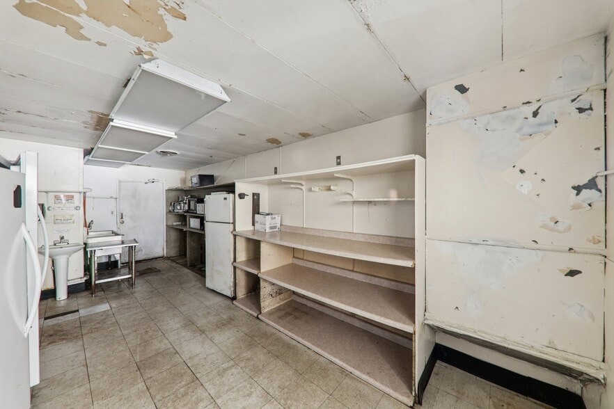 More Photos Of 201 Dearborn St, Hillsboro General Retail For Sale
