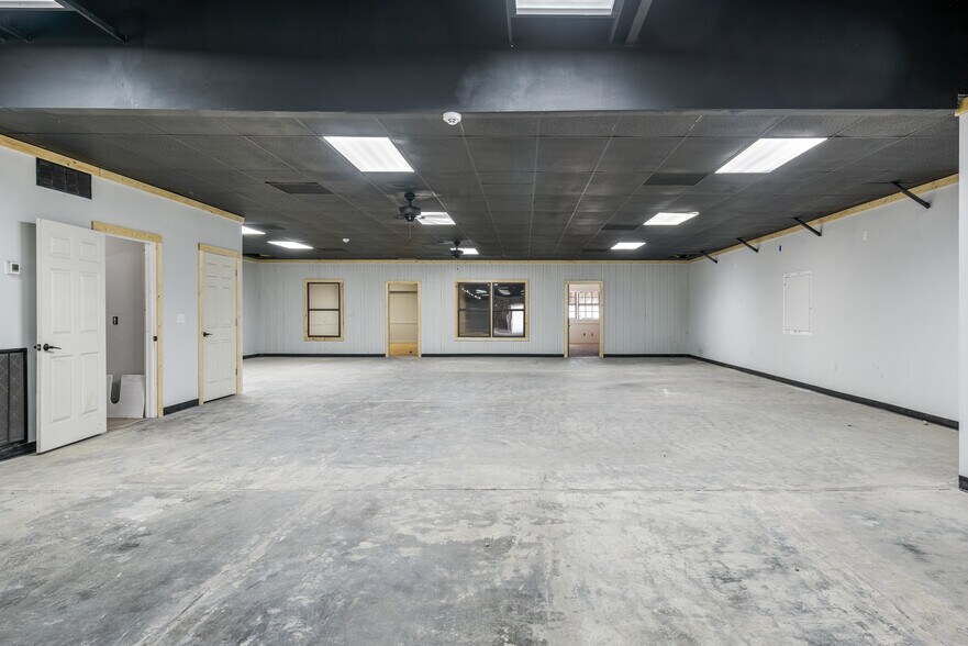 More Photos Of 108 W Smith St, Gallatin Showroom For Lease