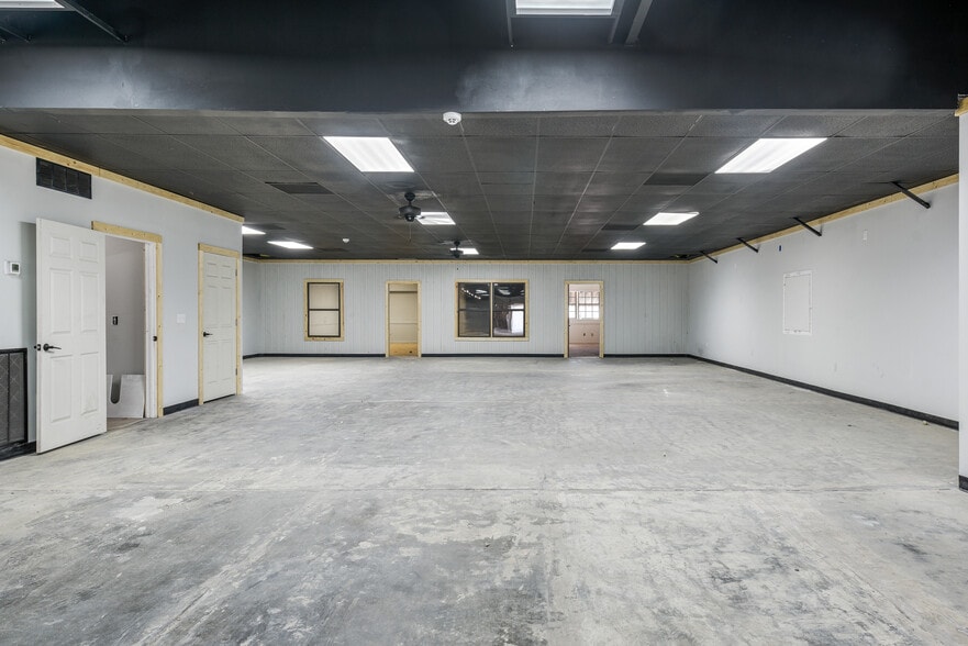 More Photos Of 108 W Smith St, Gallatin Light Distribution For Lease