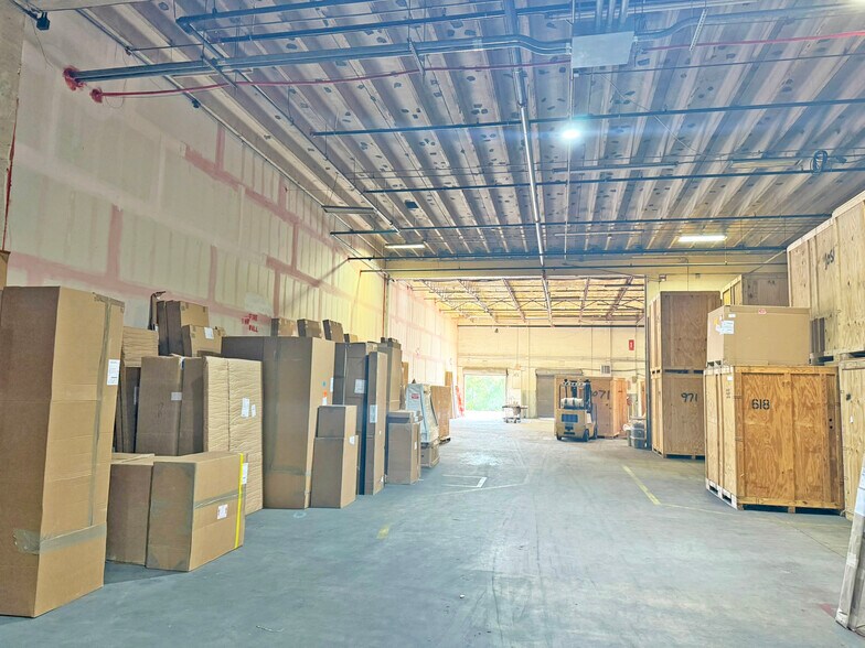More Photos Of 2075 47th St, Sarasota Warehouse For Lease