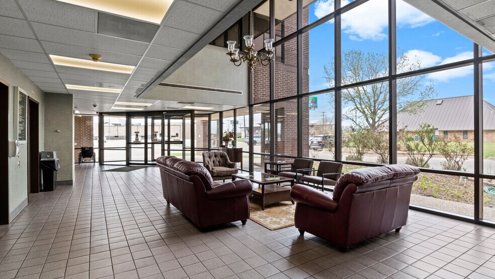 More Photos Of 600 E Taylor St, Sherman Office For Lease