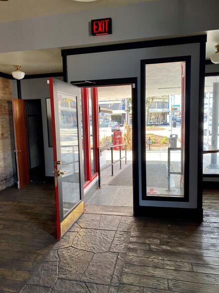 More Photos Of 301 S Washington Sq, Lansing Storefront For Lease