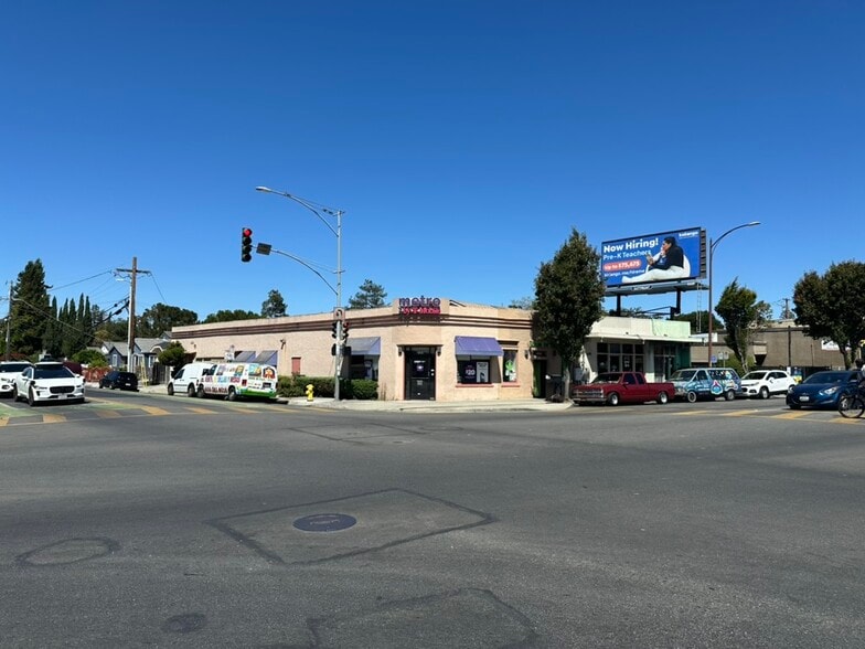 Primary Photo Of 3201 Middlefield Rd, Menlo Park Storefront For Sale