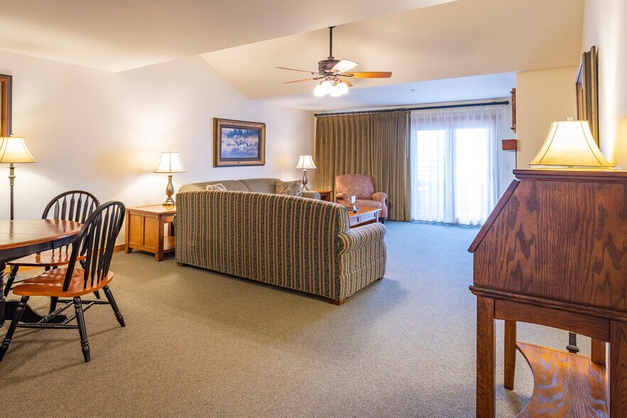 More Photos Of 41-45 Lakeshore Dr, Sagle Hotel For Sale