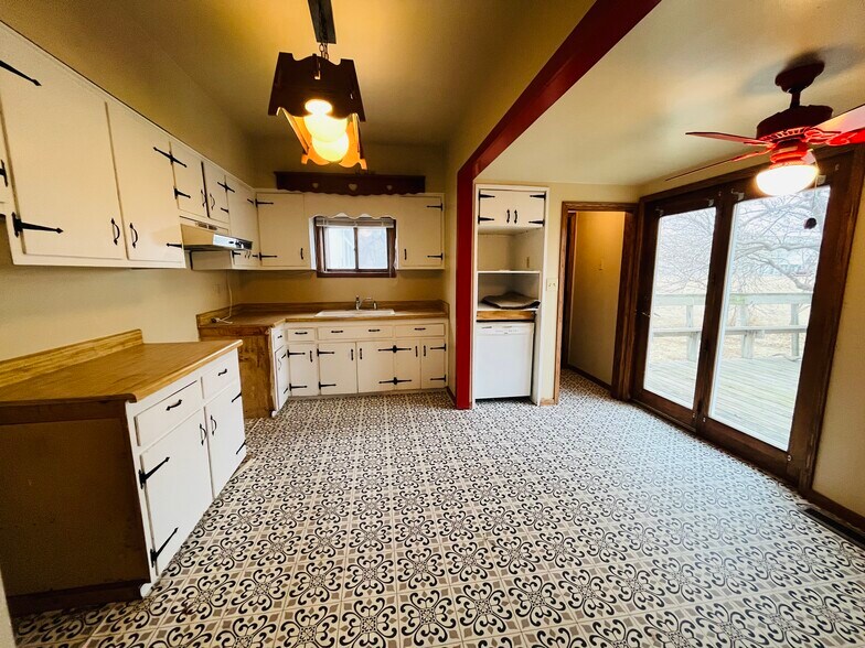 More Photos Of 919 S Pine St, Norfolk Flex For Sale