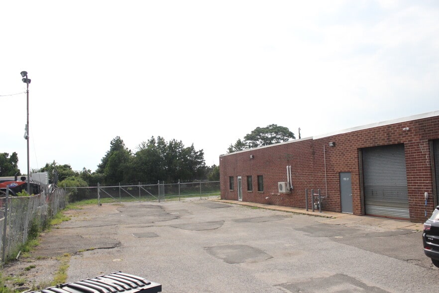 More Photos Of 172 Cabot St, West Babylon Warehouse For Lease