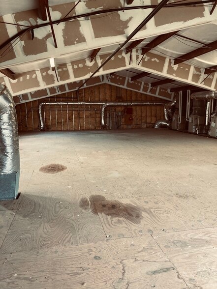 More Photos Of 1850 Berryhill Rd, Cordova Veterinarian Kennel For Sale