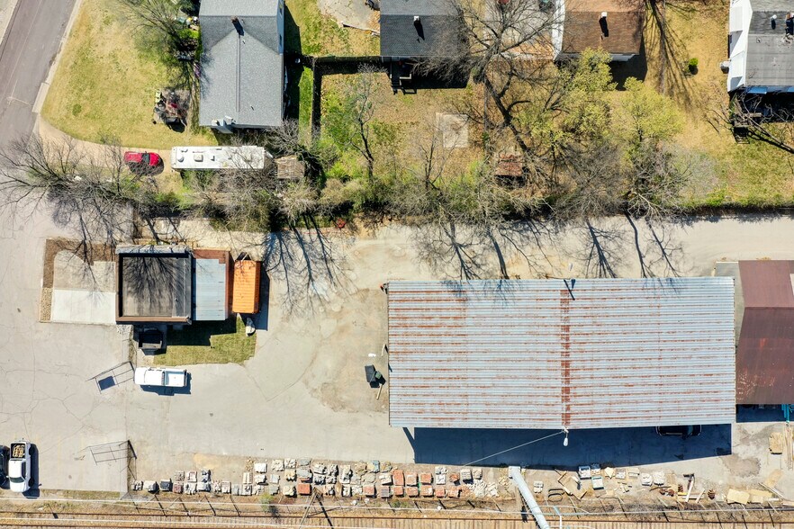 More Photos Of 807 S Fillmore Ave, Kirkwood Self Storage For Lease