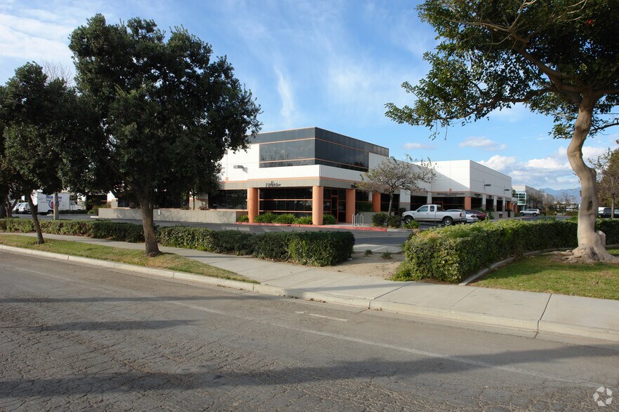 Primary Photo Of 2401-2451 Eastman Ave, Oxnard Manufacturing For Lease