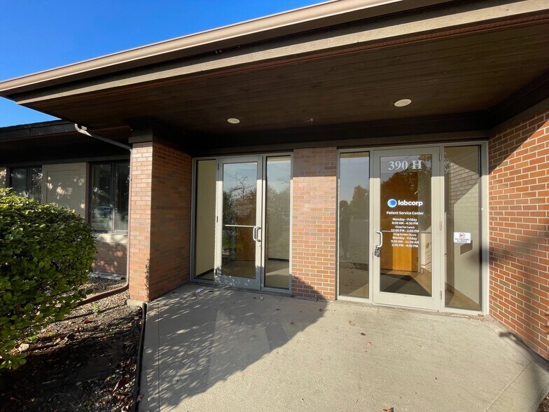 More Photos Of 390 Congress Pky, Crystal Lake Unknown For Lease