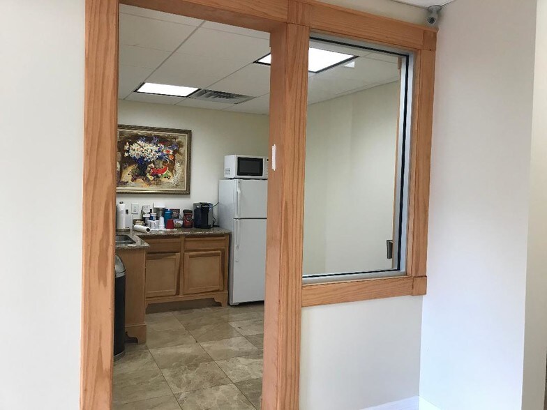 More Photos Of 7922-7930 Hillcroft St, Houston Office For Lease