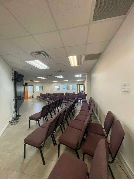 More Photos Of 7075 Kingspointe Pky, Orlando Showroom For Sale