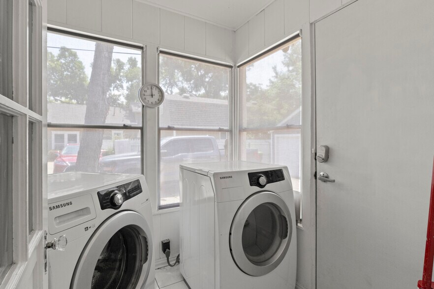 More Photos Of 810 18th St, Plano Office For Sale