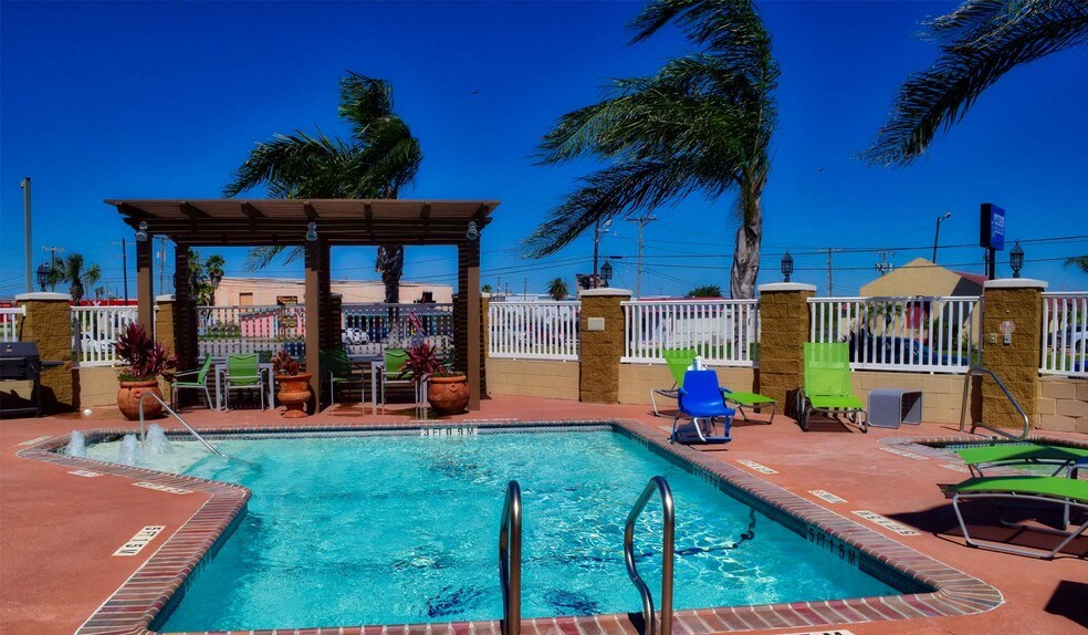 More Photos Of 355 E Goodnight Ave, Aransas Pass Hotel For Sale