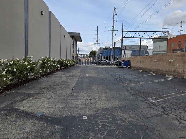 More Photos Of 16750 Schoenborn St, North Hills Flex For Sale