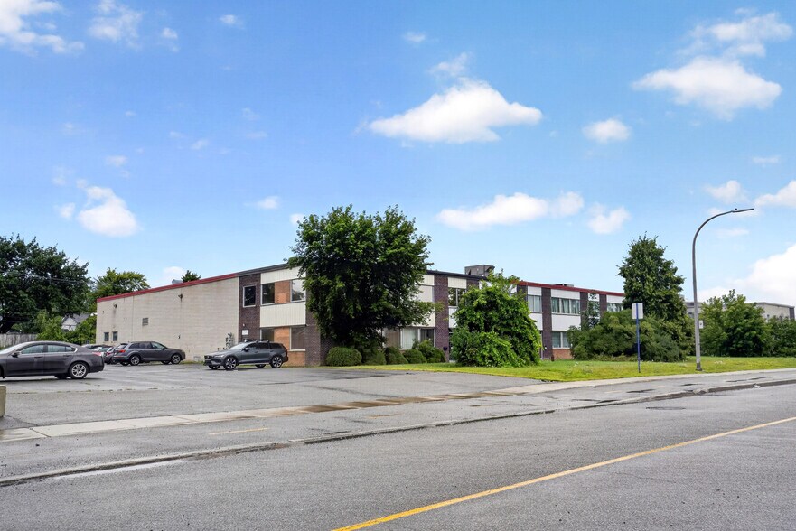 Primary Photo Of 121-123 Av Labrosse, Pointe-claire Warehouse For Lease