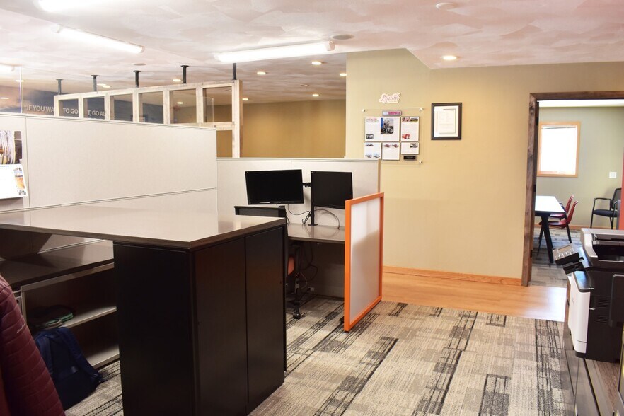 More Photos Of 1305 Excalibur Dr, Janesville Office For Sale