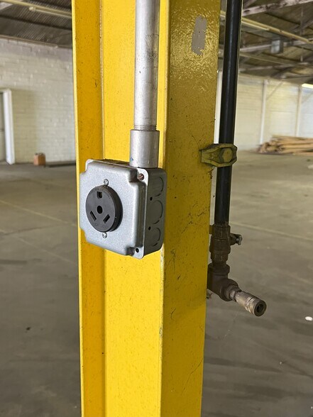 More Photos Of 2525 N Center St, Bonham Manufacturing For Lease