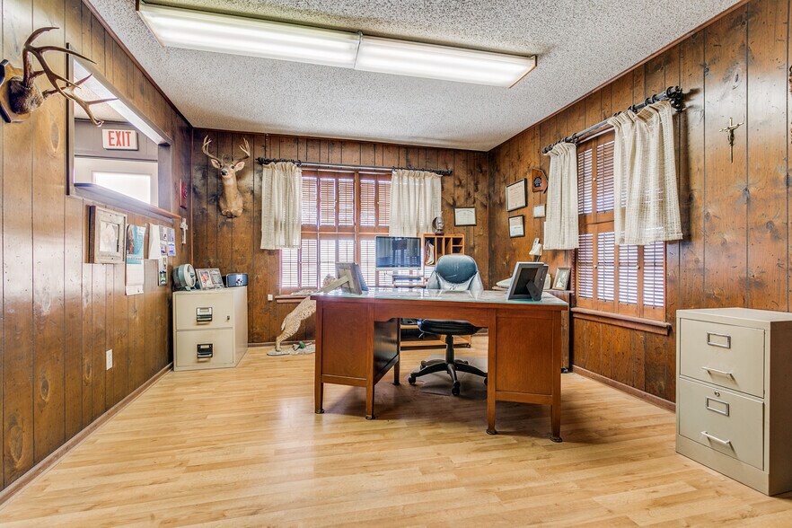 More Photos Of 901 Oak St, Jourdanton Freestanding For Sale