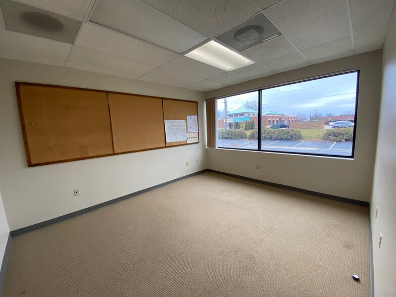 More Photos Of 201 Devonshire Dr, Champaign Medical For Lease