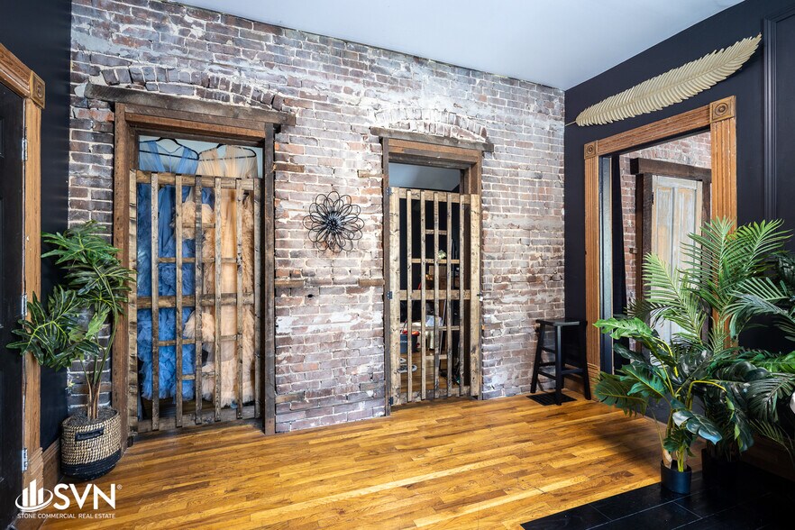 More Photos Of 732 N Limestone, Lexington Storefront Retail Office For Sale