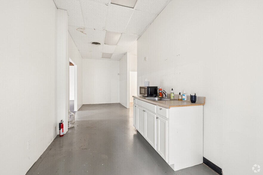 More Photos Of 1710 Hi Line Dr, Dallas Showroom For Lease