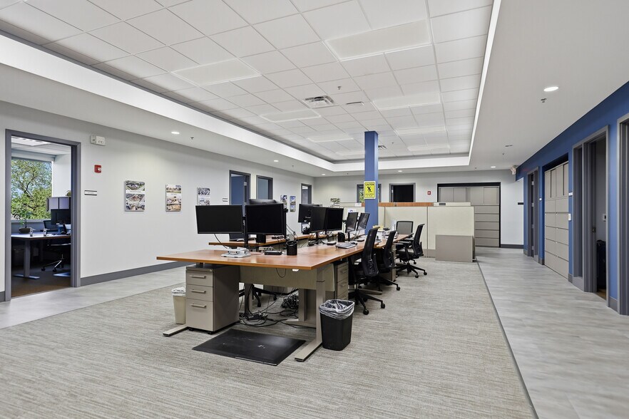 More Photos Of 900 N Rock Hill Rd, Saint Louis Office For Sale
