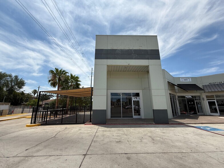 More Photos Of 8602 McPherson Rd, Laredo Storefront For Lease