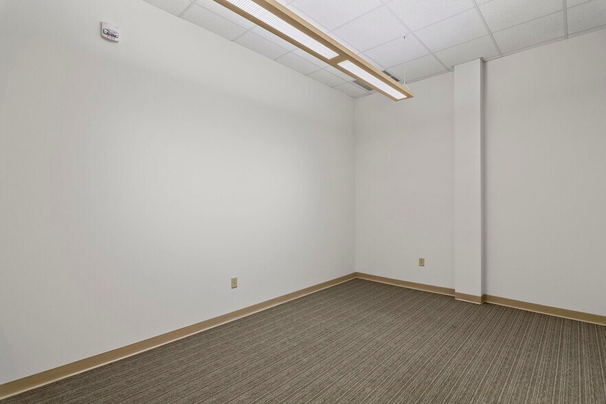 More Photos Of 15 SW Old State Capitol Plz, Springfield Office For Lease