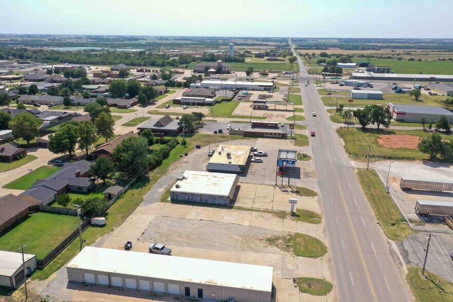 More Photos Of 400 E Jack Choate Ave, Hennessey Office For Sale