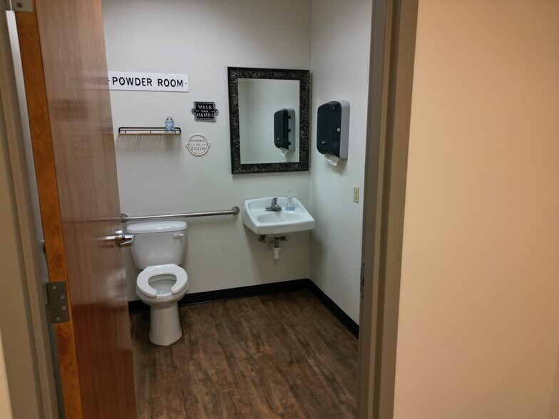 More Photos Of 10205 Windfern Rd, Houston Warehouse For Lease