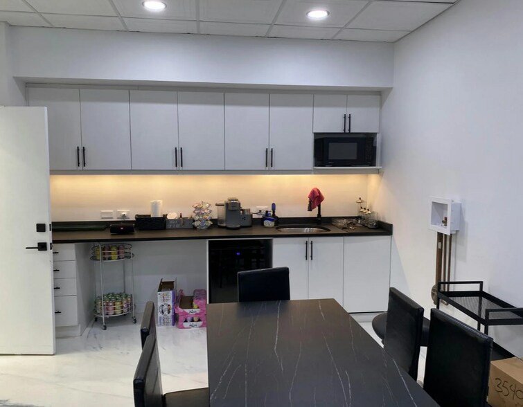 More Photos Of 1915-1917 N Damen Ave, Chicago Storefront For Sale