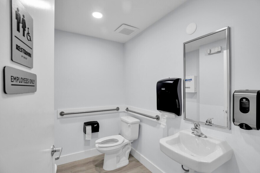 More Photos Of 82705 Overseas Hwy, Islamorada General Retail For Sale