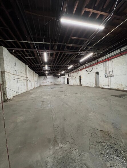More Photos Of 401 Hunts Point Ave, Bronx Warehouse For Lease