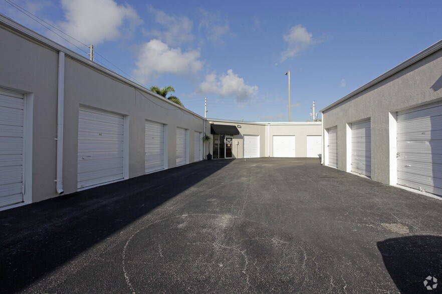 More Photos Of 4500-4560 N Dixie Hwy, Oakland Park Light Manufacturing For Lease