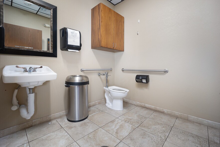 More Photos Of 4200 Carriage Way, Weatherford Medical For Lease