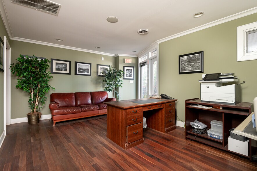 More Photos Of 2109 Forest Dr, Annapolis Showroom For Lease