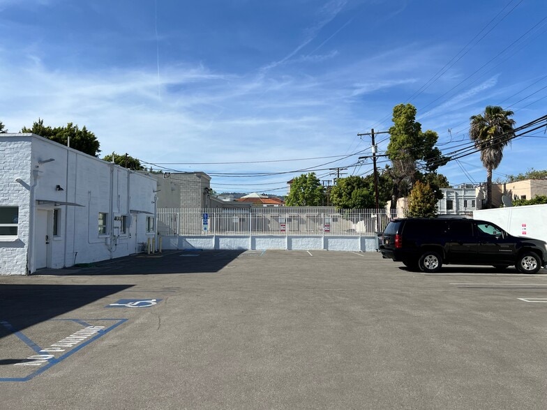 More Photos Of 224 S Robertson Blvd, Beverly Hills General Retail For Lease