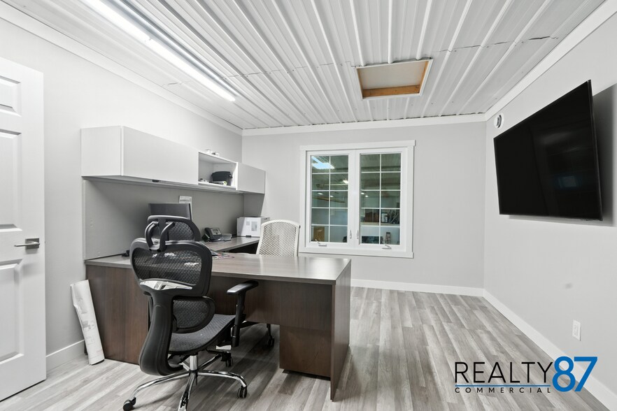 More Photos Of 2700 Stonegate Ct, Hiawatha Industrial For Sale